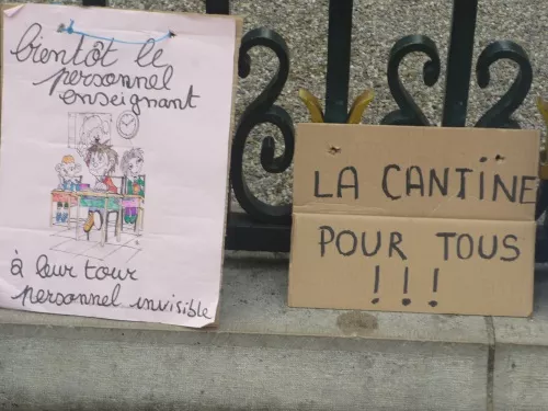 Rassemblement devant l'Hôtel de Ville pour dénoncer la saturation des cantines scolaires