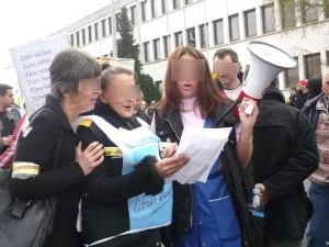 Une centaine de personnes ont manifesté mercredi devant l'Agence régionale de santé à la Part-Dieu