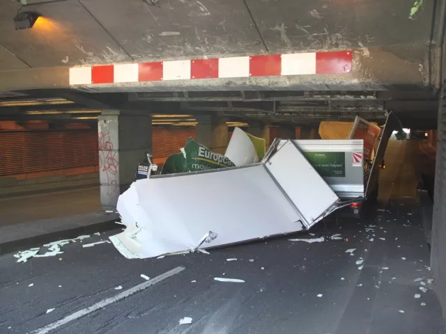 Lyon Part-Dieu : un camion hors-gabarit vole en éclat sous une trémie