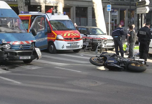 Spectaculaire collision entre une moto et un camion de gendarmerie &agrave; Lyon