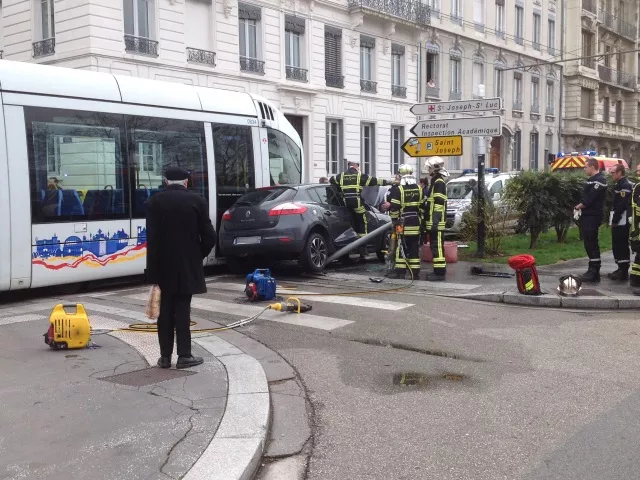 Lyon : un impressionnant accident de la route quai Claude Bernard ce jeudi