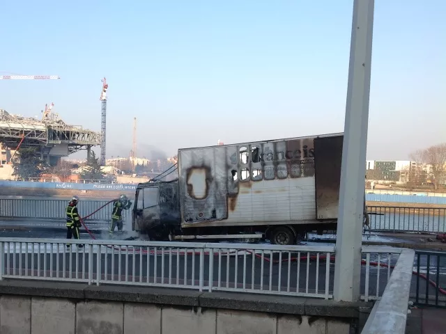 Lyon : un camion en feu sur le pont de la Mulatière