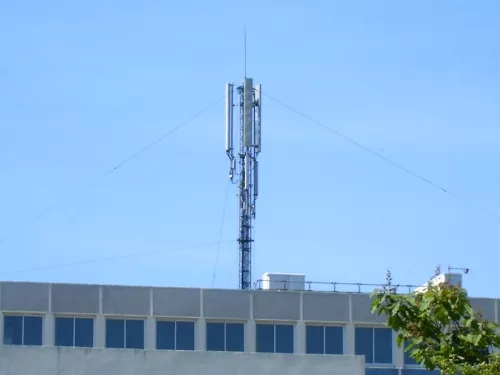 Antennes-relais à Lyon : les médecins appellent à la prudence