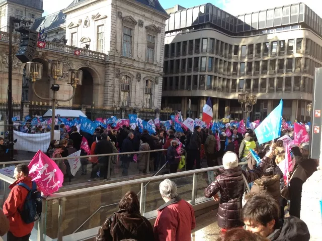 1800 opposants au mariage pour tous devant l'Hôtel de Ville de Lyon