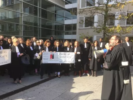 Réforme de l’aide juridictionnelle : le mouvement des avocats de Lyon suspendu