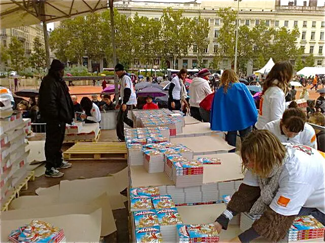 Pluie et animations contrariées pour la distribution du Petit Paumé place Bellecour