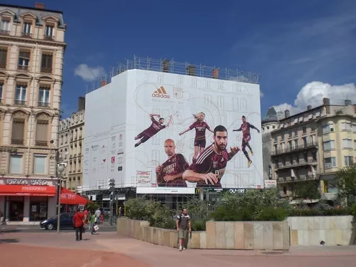 Fin des bâches publicitaires à Lyon : "C'est nul !", selon le président de la CCI