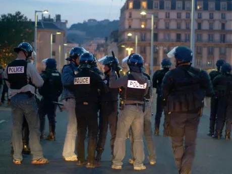 Finale de l’Euro 2016 : neuf interpellations et un policier légèrement blessé à Lyon