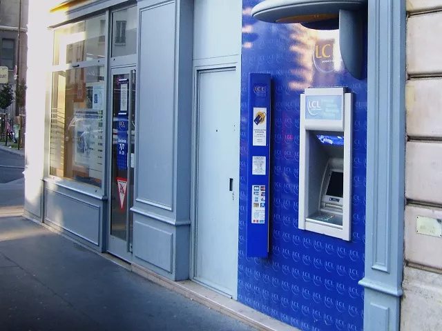 Un Lyonnais oublie 400 euros au distributeur, un couple lui rend son argent