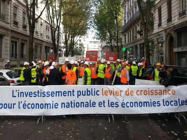 Lyon : 650 représentants des entreprises de travaux publics manifestent devant la préfecture