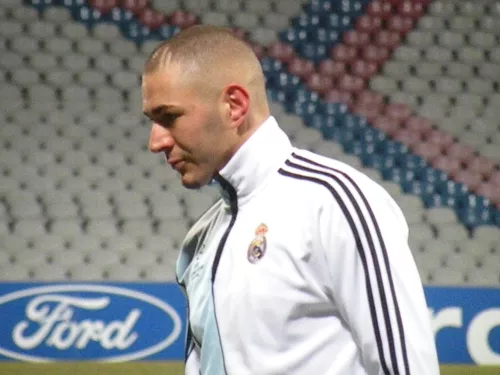 Covid-19&nbsp;: le maillot de Karim Benzema vendu aux ench&egrave;res 3 650 euros