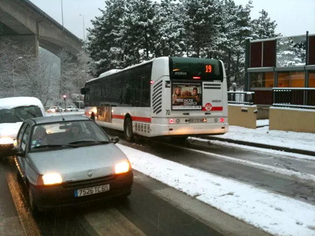 Lyon : la neige joue les Arlésiennes