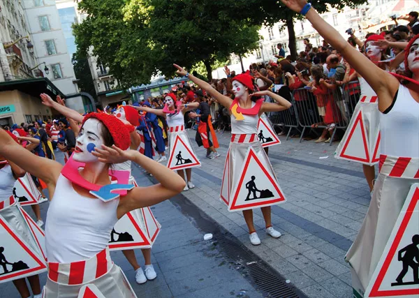 Le défilé de la 15e biennale de la danse s'invite dans les rues de Lyon