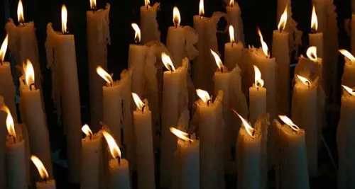 Une trentaine de Lyonnais a rendu hommage mercredi soir aux victimes de Newtown aux Etats-Unis