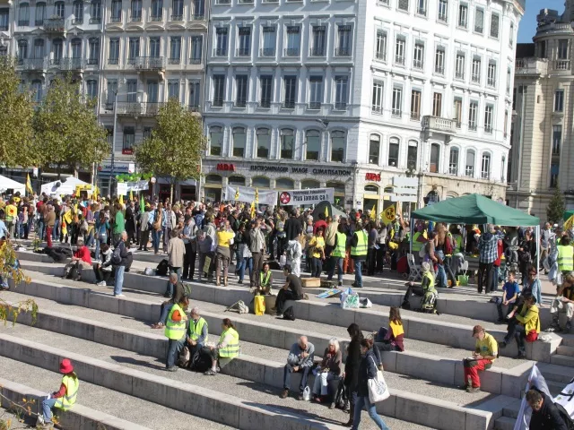 Près de 1000 manifestants à Lyon pour la fermeture de la centrale du Bugey