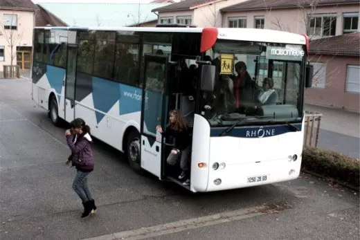 Rhône : le bus scolaire est plein, une fillette obligée de descendre