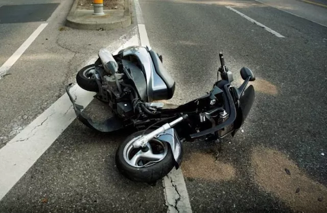 Un conducteur de scooter se blesse gravement en tentant d'échapper à la police