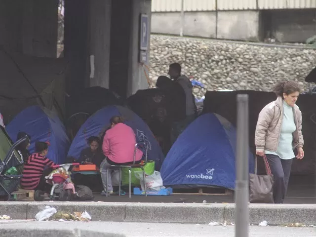 Albanais du pont Kitchener : créer davantage de places d'hébergement n'est pas une solution selon Forum Réfugiés