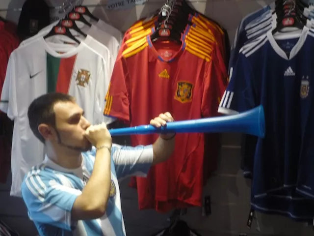 L’ Afrique du Sud est à plus de 10 000 km, pourtant la vuvuzela débarque à Lyon