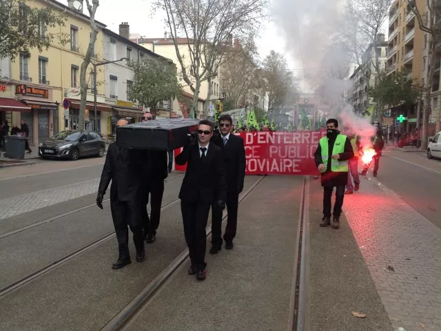 SNCF : 80 cheminots défilent dans les rues de Lyon