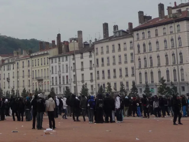 Rassemblement devant l'Hôtel de Région à Lyon pour sauver les CIO