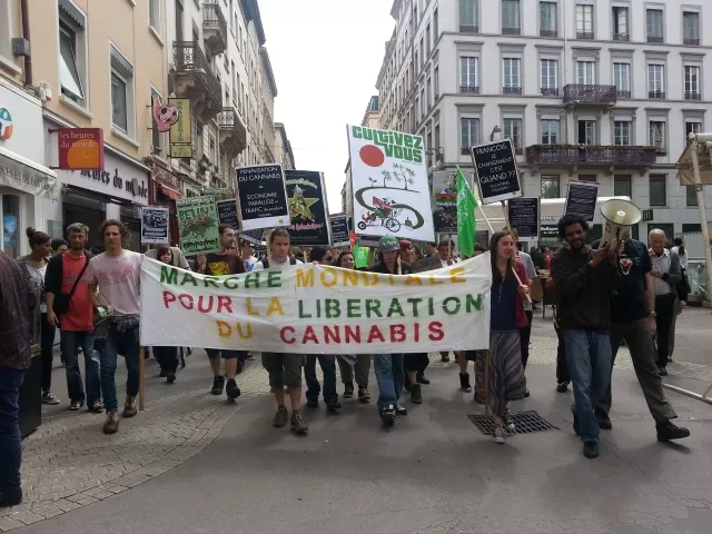 Lyon : une trentaine de personnes à la marche mondiale pour le cannabis