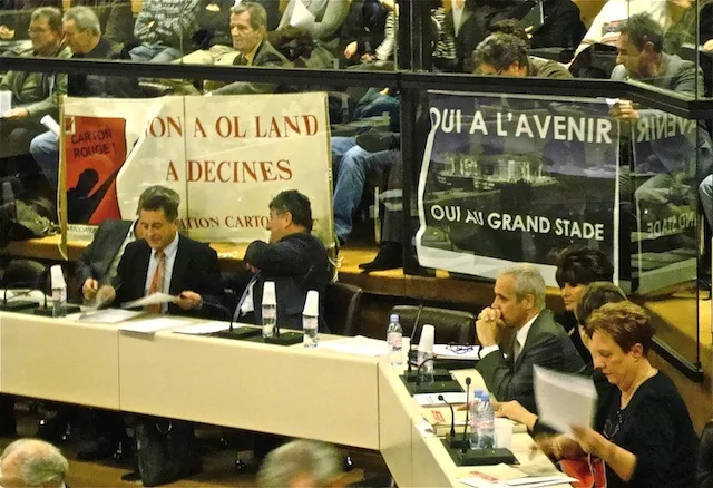 Carton Rouge : « Gérard Collomb agit avec le Grand Stade comme avec les Primaires »