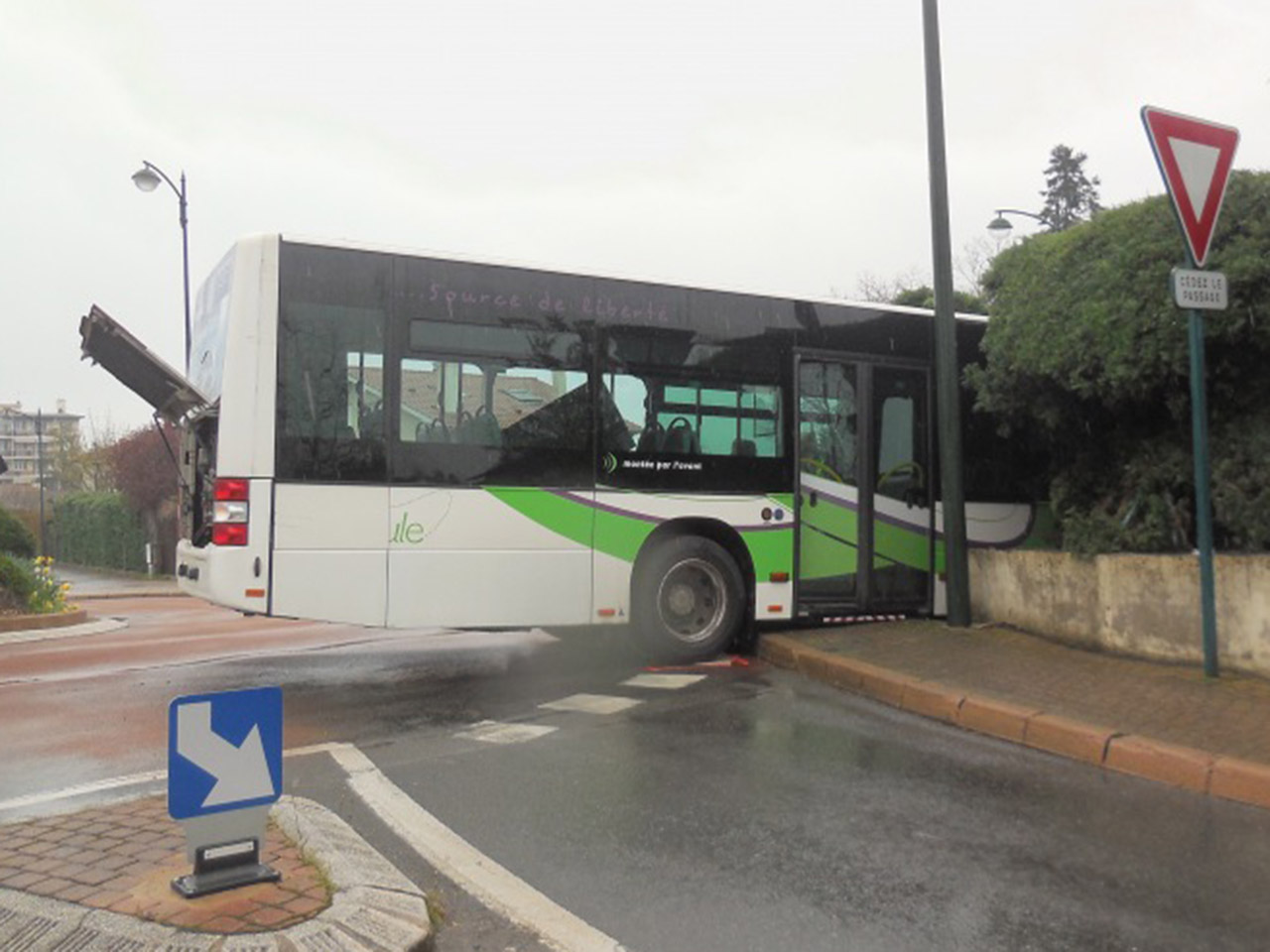 Villefranche le bus percute un mur et finit dans un jardin