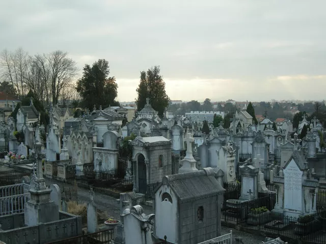 Un tournage sauvage d'un clip gothique avorté au cimetière de Loyasse