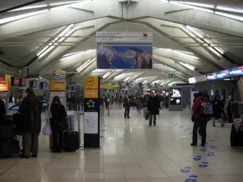 Le calvaire d'une centaine de passagers bloqués dimanche à l'aéroport St-Exupéry