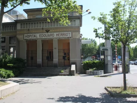 Etudiant retrouvé poignardé devant l’hôpital Edouard-Herriot : deux jeunes écroués