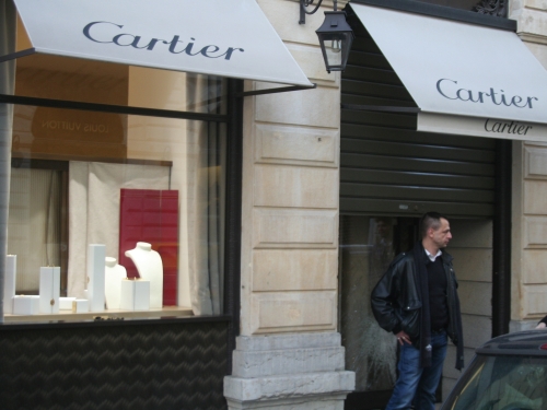  La quasi-totalit&eacute; des 800.000 euros de bijoux vol&eacute;s chez Cartier retrouv&eacute;e