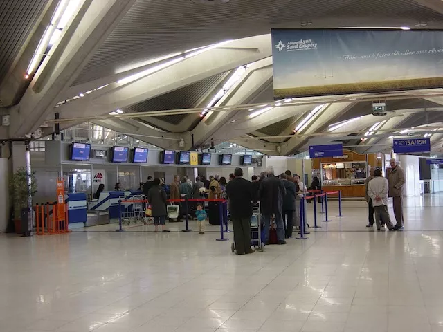 Les passagers d'un vol Lyon-Alger cloués toute une journée à Saint-Exupéry