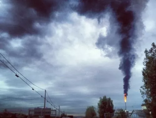 Feyzin : Une épaisse fumée noire s'échappe de la raffinerie