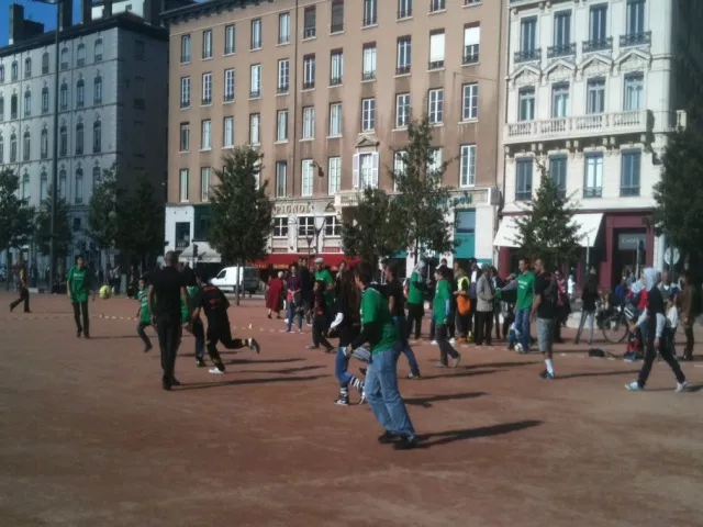 Lyon : la place Bellecour prend des allures de terrain de foot pour un match anti-Israël