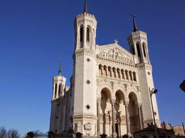 Lyon : la basilique de Fourvi&egrave;re retrouvera sa croix d&eacute;but mai