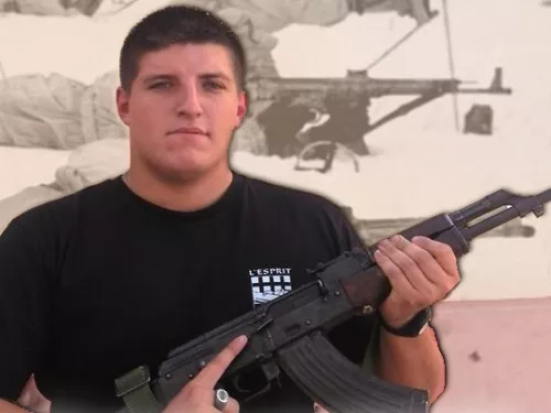 Décès de Mikhaïl Kalachnikov : Alexandre Gabriac lui rend hommage en posant avec un AK-47