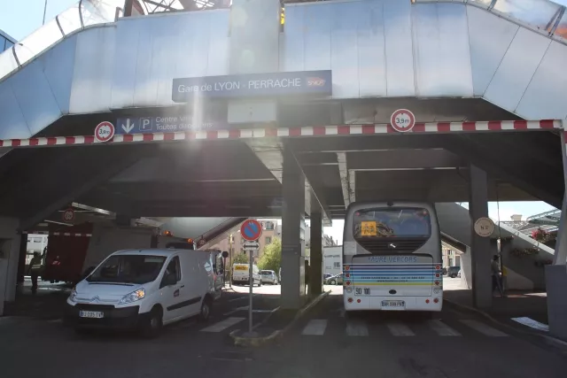 Jeune femme écrasée par un bus à Lyon : la garde à vue du chauffeur prolongée