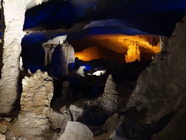 Les Globe-croqueurs au Laos : visite d’une grotte réhabilitée par la région Rhône-Alpes