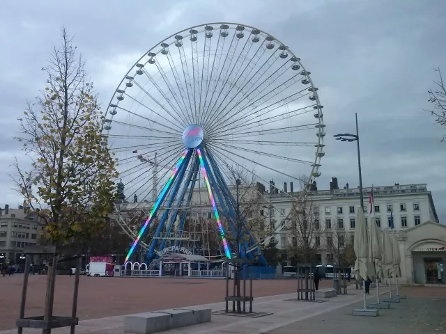 Lyon : la grande roue de la place Bellecour est partie en Allemagne