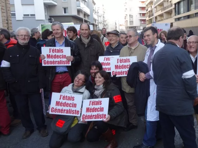 Lyon : près de 200 médecins manifestent contre le projet de loi sur la santé