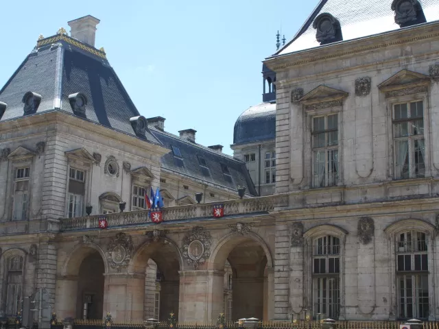 Mort d'Hervé Gourdel : les drapeaux mis en berne à Lyon