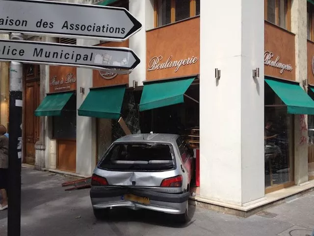 Lyon : la vitrine d'une boulangerie d&eacute;fonc&eacute;e par une voiture