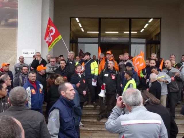 Grève des salariés de Renault Trucks à Vénissieux