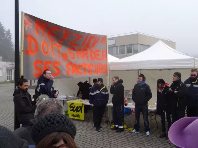 "Meyzieu doit garder ses facteurs" : les postiers grévistes soutenus par Olivier Besancenot