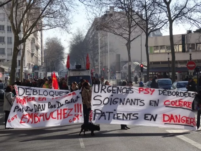 Lyon : plus de 200 personnes manifestent pour dénoncer les conditions de travail au Vinatier
