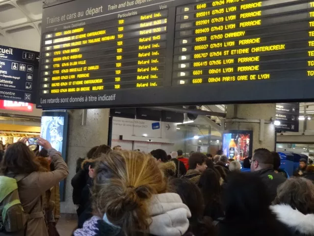 Intempéries : des centaines de voyageurs bloqués à la gare SNCF Lyon Part-Dieu