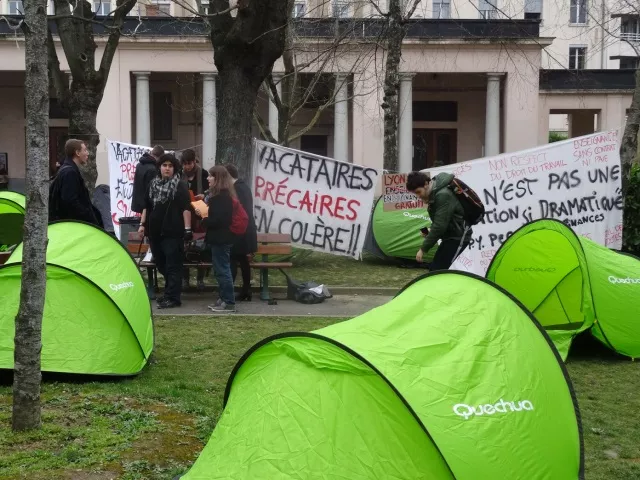 Lyon 2 : les enseignants vacataires en colère envahissent la cour centrale de l'université