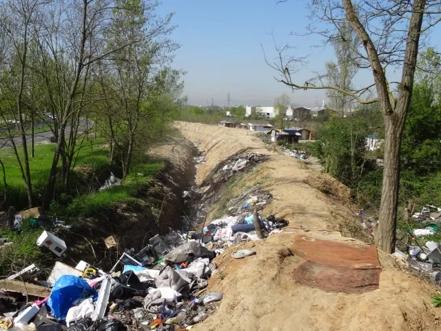 Des tranchées creusées autour d'un camp de Roms à Saint-Priest, une "ghettoïsation" dénoncée