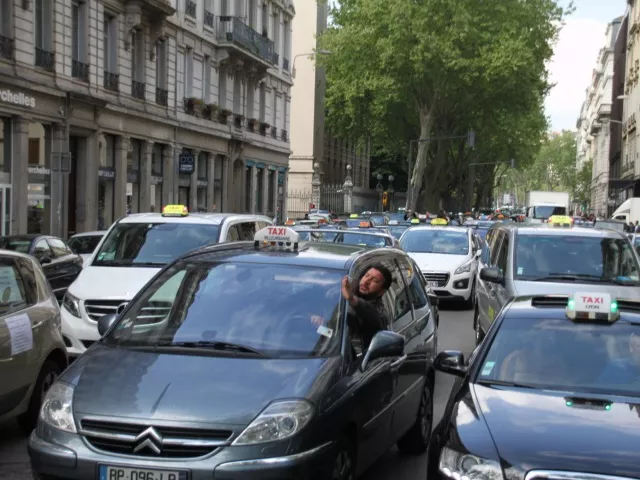 Action coup-de-poing des taxis de Lyon ce mardi contre Uber - VIDEO